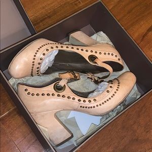 Cute vintage looks heels 👠